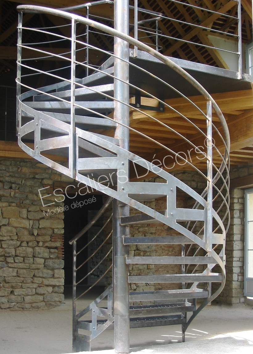 Photo DH33 - Escalier hélicoïdal Mixte de la Collection Loft. Escalier extérieur contemporain en métal et béton avec forme hélicoïdale et départ balancé et évasé. Vue 1